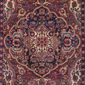 Persian Hand Knotted Bakhtiari Carpet: 252cm x 150cm